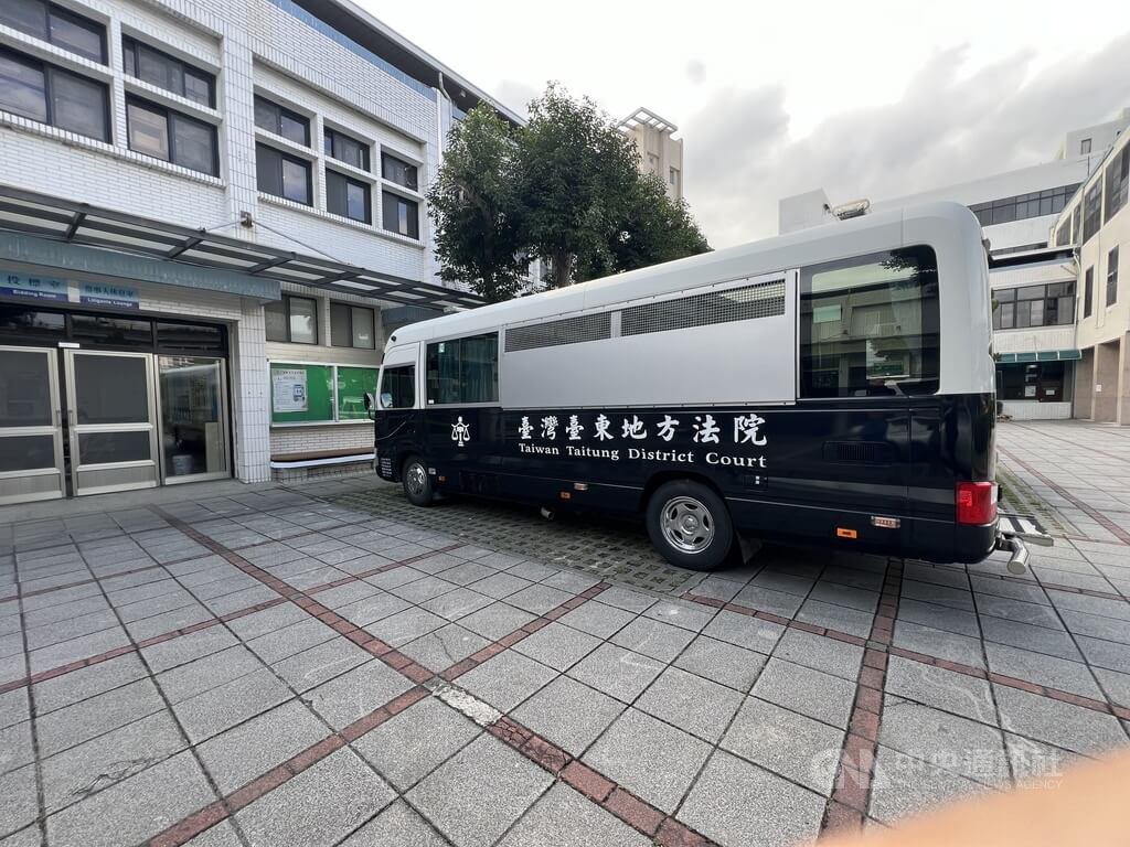 台東地檢署指揮刑事局與屏東、台東警方破獲詐騙集團機房，將詐團8成員聲押，但法院以被告坦承犯行，全數予以無保請回；台東地檢署22日表示遺憾，將儘速提抗告。中央社記者盧太城台東攝　115年5月22日