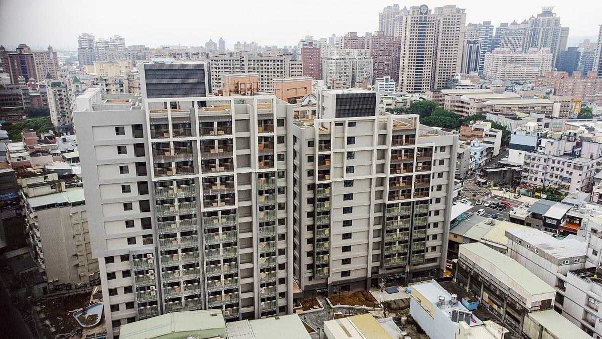 國土署表示，中央法規已完成調整，盼六都積極跟進，加速達成「社會住宅40%做為婚育宅」及「0到6歲育兒家庭可安心久住12年」等措施圖為社會住宅外觀圖。 圖：國家住都中心提供（資料照）