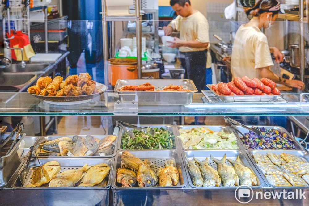 「詹記」由魚販第二代經營，店家融入台南傳統「飯桌仔」文化，提供以魚料理為主的家常菜色，透過多樣料理方式呈現不同魚種風味。 圖：台南市政府／提供