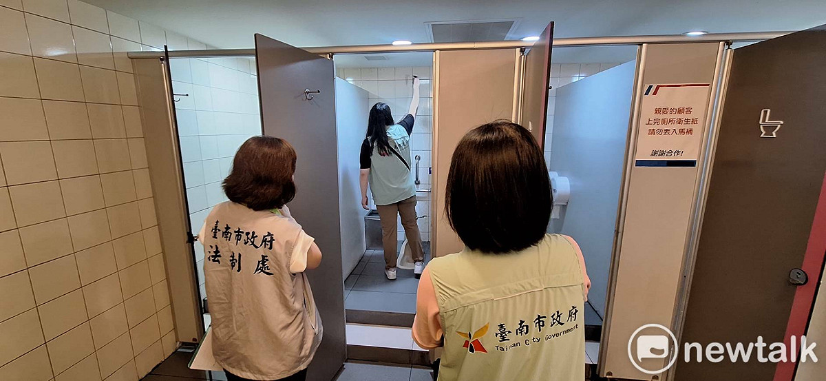 臺南市政府經濟發展局啟動營業場所「反偷拍」專案查核，針對全市大型賣場、百貨公司、連鎖大型服飾店、公有傳統市場、民有市場、攤販集中場及夜市等場所，加強辦理反偷拍偵測及自主排查作業。 圖：台南市政府提供