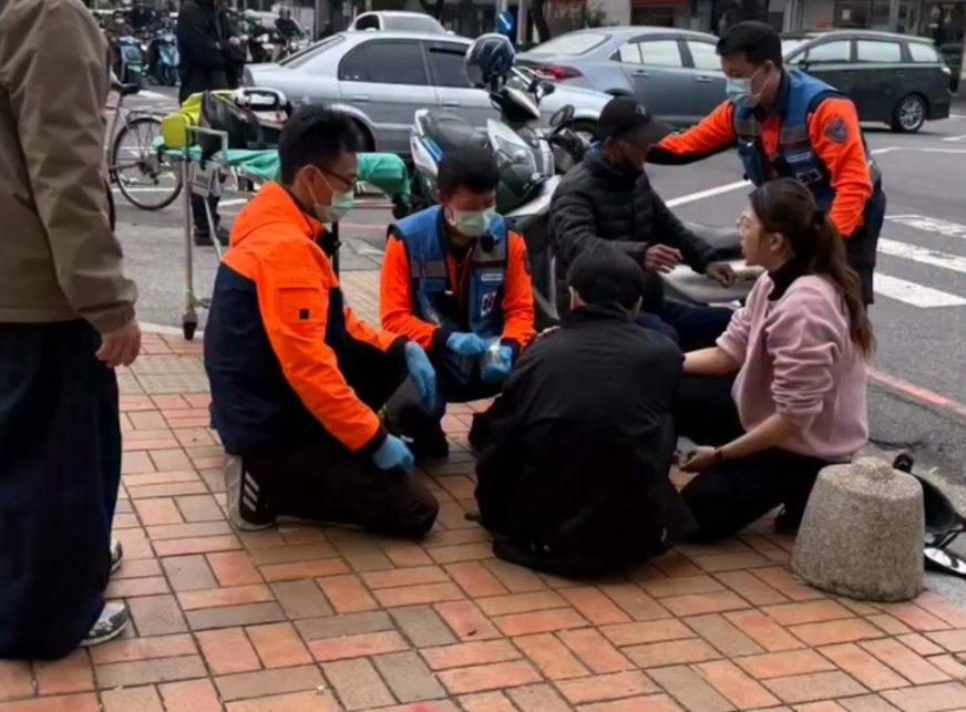韓國籍男子在台南遭無照闖紅燈阿伯撞上，反被告過失傷害。 圖：翻攝自IG