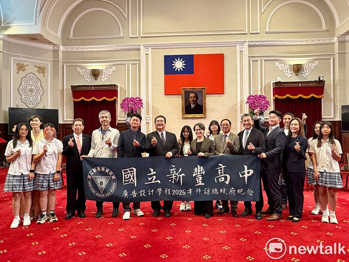 民進黨立委王定宇陪同台南歸仁的新豐高中廣告設計學程師生及歸仁仁壽宮主委張鈴宏赴總統府，副總統蕭美琴在大禮堂親自接見。 圖：王定宇服務處提供