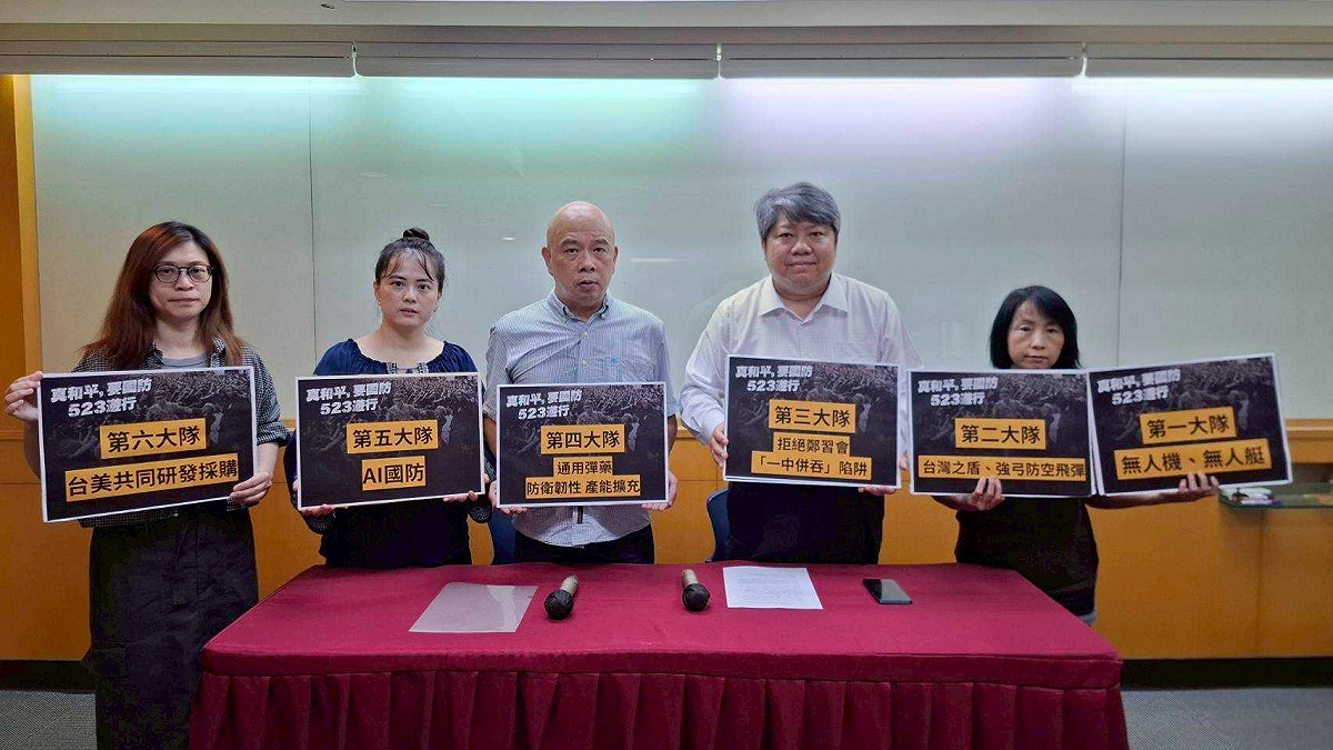 台灣公民陣線執委、台灣經濟民主連合智庫發起「真和平，要國防」523遊行。 圖：台灣經濟民主連合智庫提供