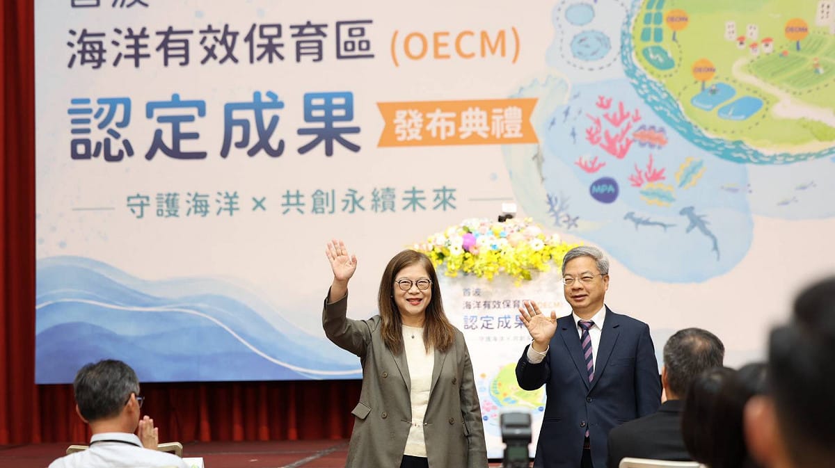 管碧玲(左)邀請龔明鑫(右)一同見證台電、中油及和平工業區獲頒OECM認定證書。 圖：海委會海保署/提供