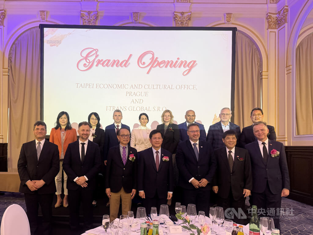 隨著台積電在德勒斯登設廠，進一步帶動台灣供應鏈業者赴捷克布局。專注於危險化學品運輸公司「愛豐通運」（i-TRANS Global s.r.o）將在捷克設立半導體關鍵材料物流中心，並於20日晚間在布拉格舉辦啟動儀式。中央社記者劉郁葶布拉格攝　115年5月22日 圖：中央社提供