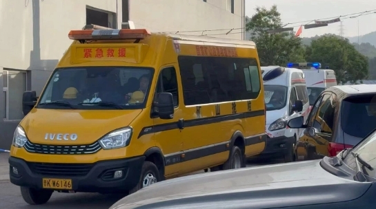 山西留神峪煤礦發生爆炸，救護車急載傷者前往醫院。 圖 : 翻攝自新華網