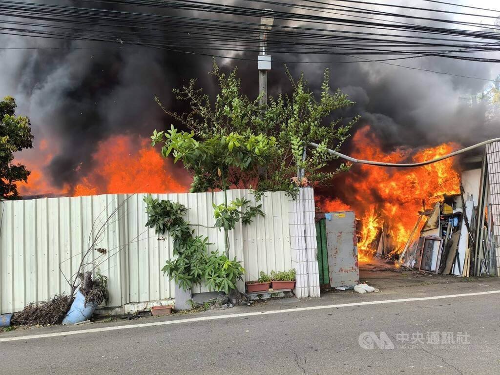 台中市政府消防局23日下午獲報大里區1處鐵皮工廠火警，內部回收雜物起火燃燒，消防人員到場時火勢相當猛烈，起火原因待調查釐清。（翻攝照片）中央社記者蘇木春傳真　115年5月23日