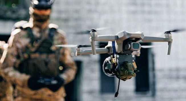 烏克蘭士兵操作無人機。 圖 : 翻攝自觀察者網