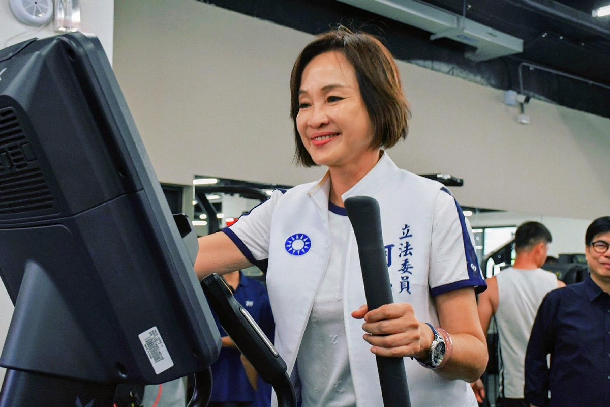 柯志恩下場操作鼓山運動中心健身器材。 圖：柯志恩服務處/提供