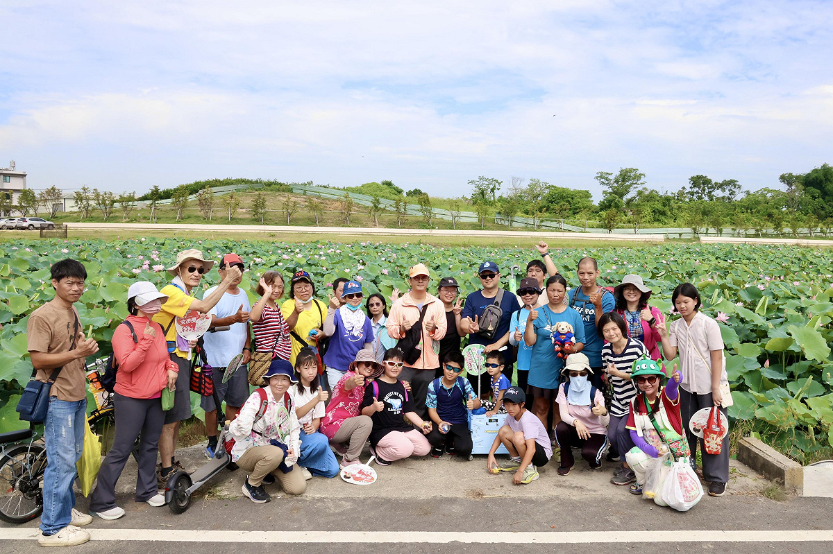一年一度的白河蓮花季熱鬧登場！白河區公所今日於馬稠後關帝廳舉辦開幕活動，台南市長黃偉哲當場宣布象徵夏日的「2026白河蓮花季」正式展開。 圖：台南市政府/提供