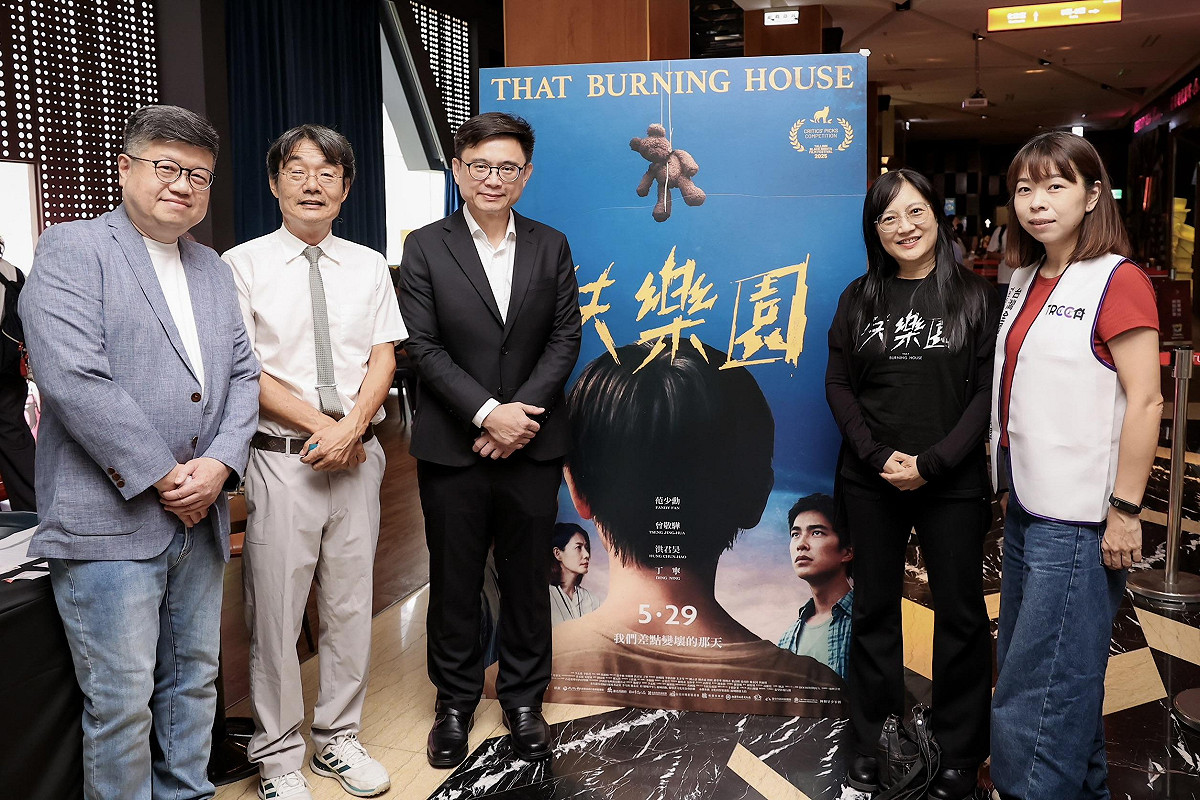 賴瑞隆(左三)受邀出席《失樂園》公益特映活動。 圖：賴瑞隆服務處/提供