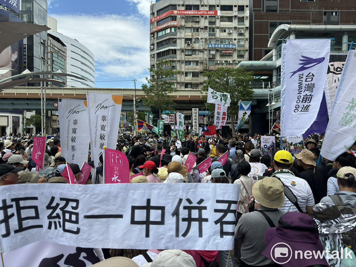 民團舉辦「真和平，要國防」遊行，有破萬人參與。 圖：高逸帆／攝