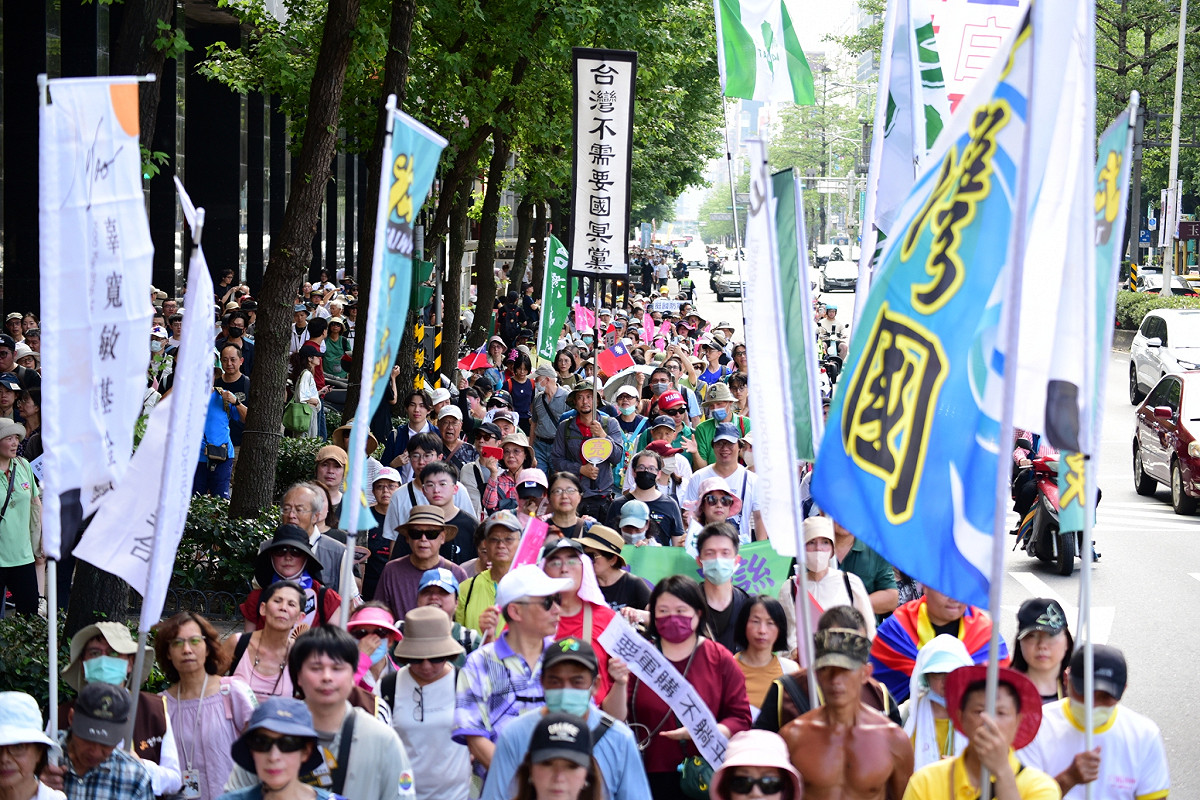 民團舉辦「真和平，要國防」遊行，有破萬人參與。 圖：台灣經濟民主連合提供