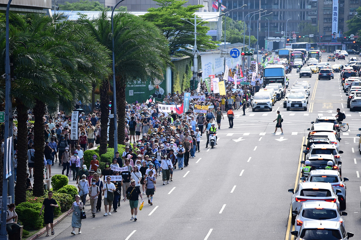 民團舉辦「真和平，要國防」遊行，有破萬人參與。 圖：台灣經濟民主連合提供
