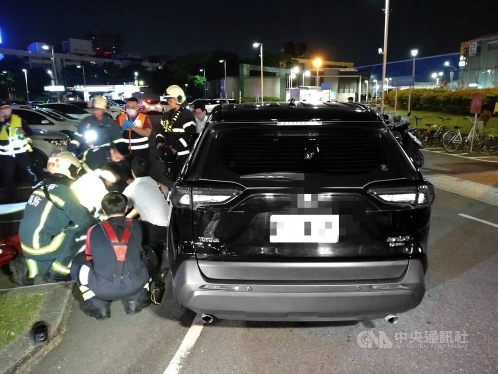 松山機場停車場出入口發生車禍案，經初步調查，1輛轎車疑在轉彎時未注意車前狀況，不慎撞倒約40歲男子，傷者送醫後不治，詳細肇事原因待查。 （翻攝畫面）