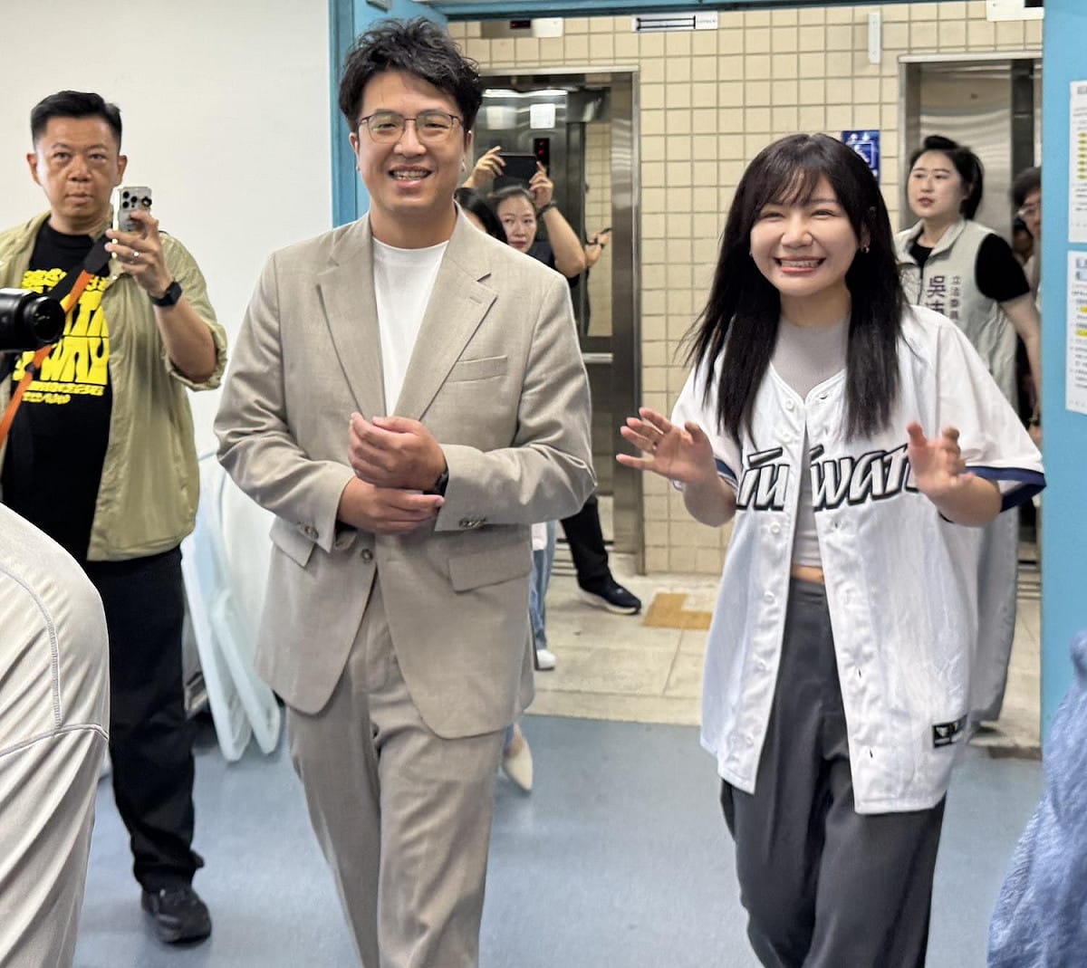 民進黨台北市長候選人沈伯洋(左)及立委吳沛憶 圖：林朝億/攝