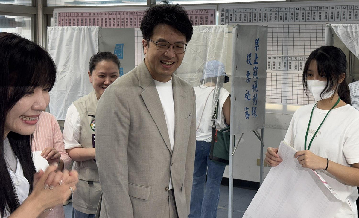 民進黨台北市長候選人沈伯洋（中） 圖：林朝億/攝