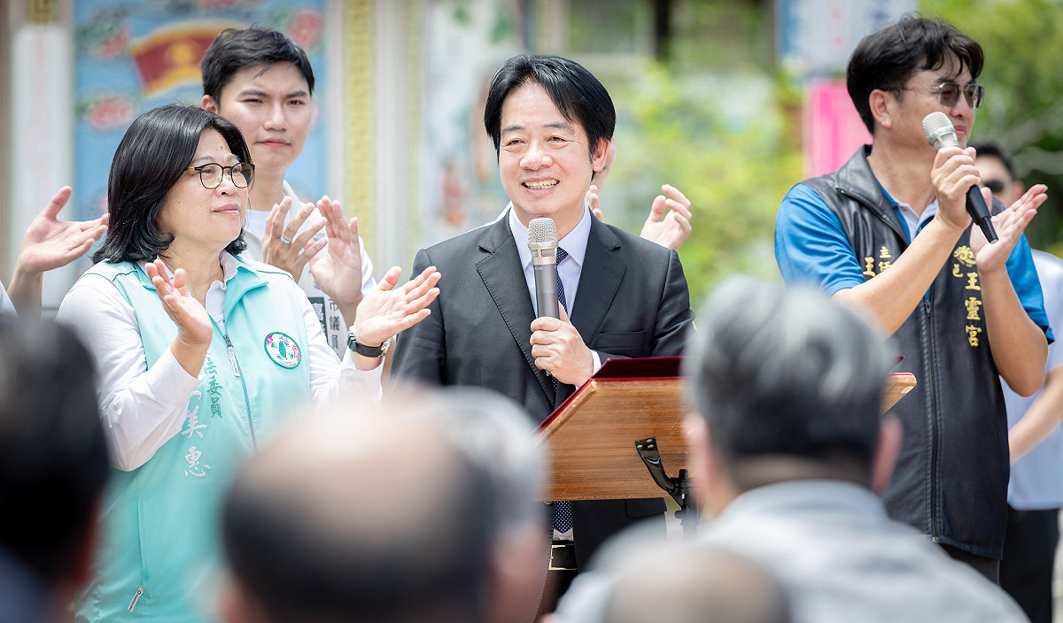 總統賴清德24日在民進黨嘉義立委王美惠、陳冠廷等陪同下前往嘉義王靈宮五顯帝廟參拜。 圖：總統府提供