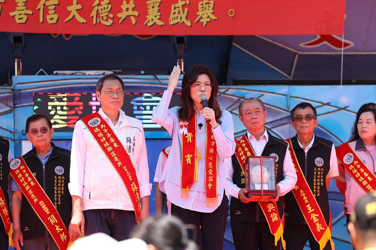 國民黨主席鄭麗文今日出席「2026丙午年屏東媽祖姊妹聯誼慶典活動」。立委蘇清泉、屏東縣議長周典論也陪同。 圖：國民黨提供