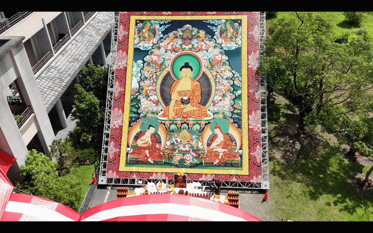 現場展出的高12公尺、寬10公尺大佛唐卡，以宏偉尺度呈現佛陀莊嚴法相，重現藏地「曬大佛」的傳統景象。 圖：達賴喇嘛基金會 提供/ 淨韻三千團隊攝影