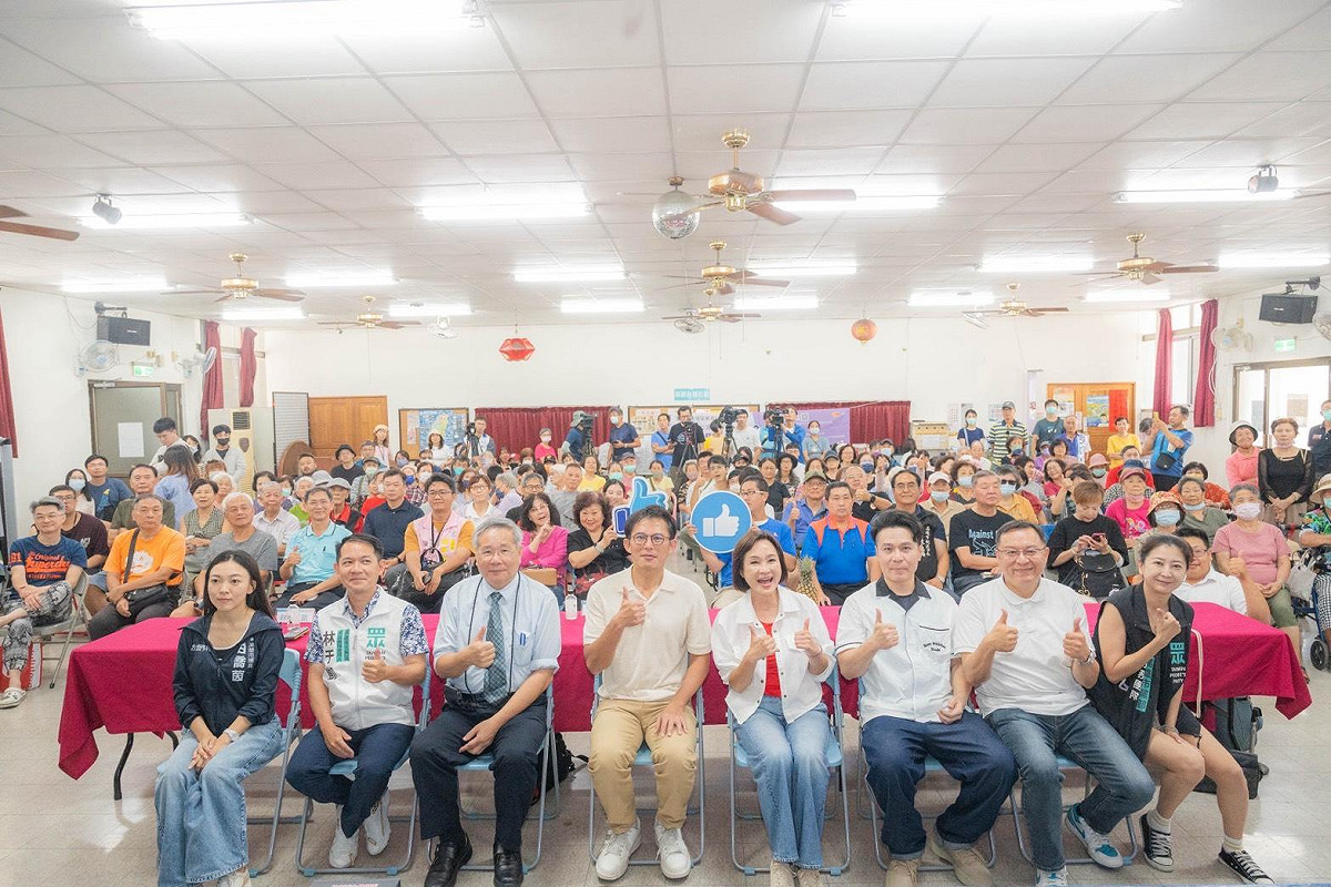 民眾黨在果貿里活動中心舉辦論壇，吸引不少跨黨派支持者。 圖：柯志恩服務處/提供