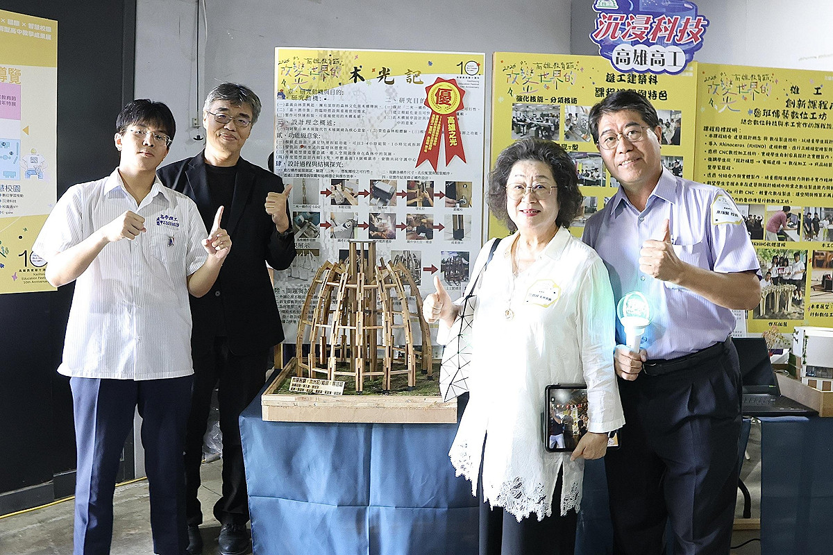李懷仁(左二)、范巽綠(右二)參觀成果展攤位。 圖：高雄市教育局/提供