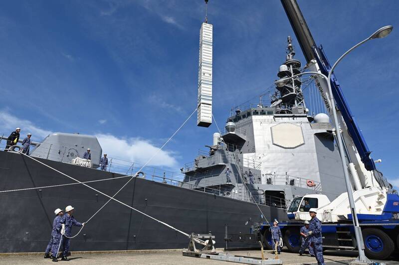 日本「鳥海號（DDG-176）」實施「戰斧」巡弋飛彈訓練彈的再裝填演練。 圖：翻攝「X」@JMSDF_PAO