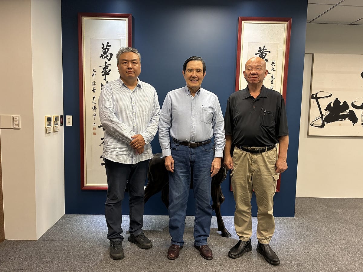 專欄作家張若彤（左）與馬英九前總統、前二二八紀念館館長廖繼斌（右）合影。 圖：翻攝「臉書」張若彤