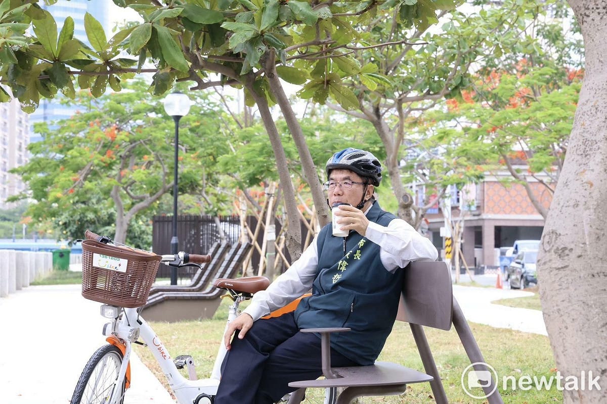 台南運河百年迎來美麗的初夏風景！台南市長黃偉哲特別騎乘YouBike漫遊安平運河河畔，沿著新整建的水岸欣賞盛開鳳凰花與運河景色。 圖：台南市政府提供