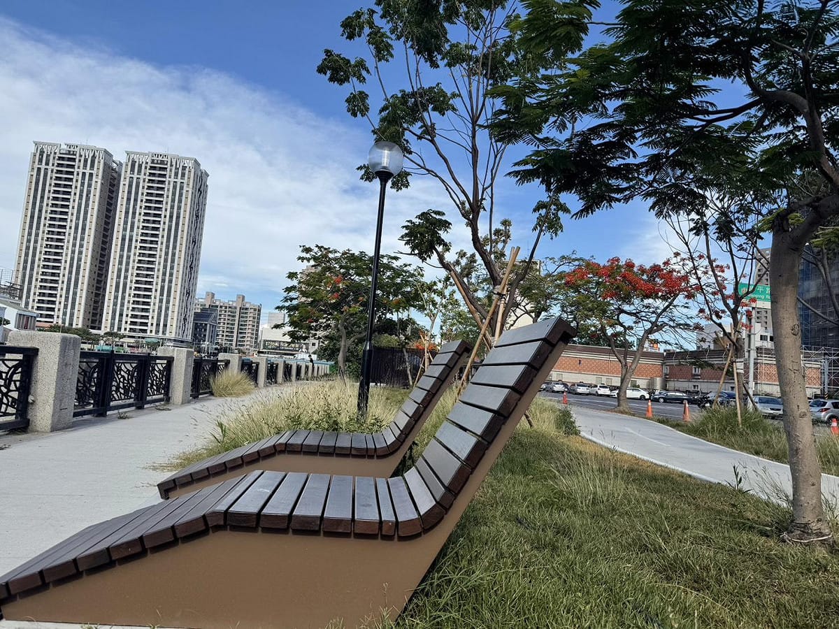 台南運河百年迎來美麗的初夏風景！台南市長黃偉哲特別騎乘YouBike漫遊安平運河河畔，沿著新整建的水岸欣賞盛開鳳凰花與運河景色。 圖：台南市政府提供