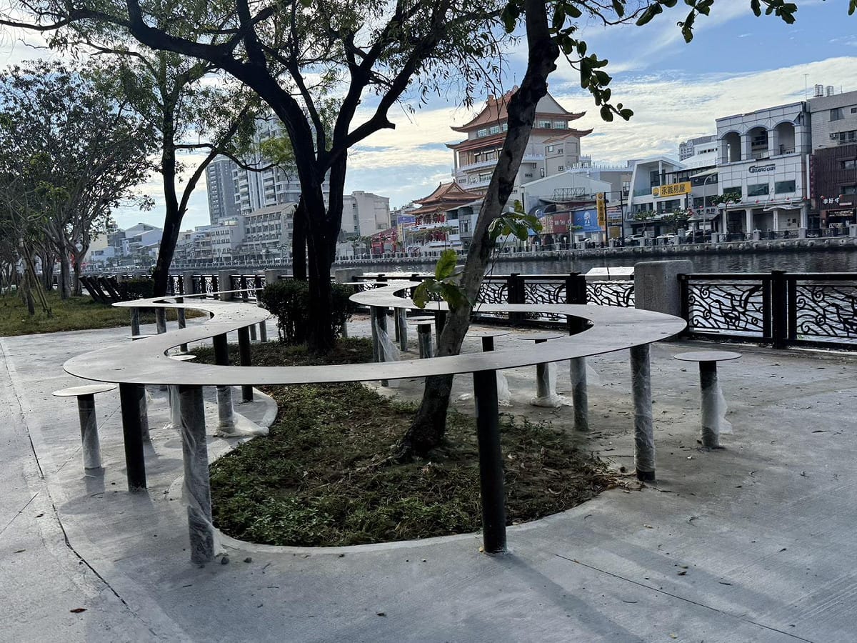 台南運河百年迎來美麗的初夏風景！台南市長黃偉哲特別騎乘YouBike漫遊安平運河河畔，沿著新整建的水岸欣賞盛開鳳凰花與運河景色。 圖：台南市政府提供