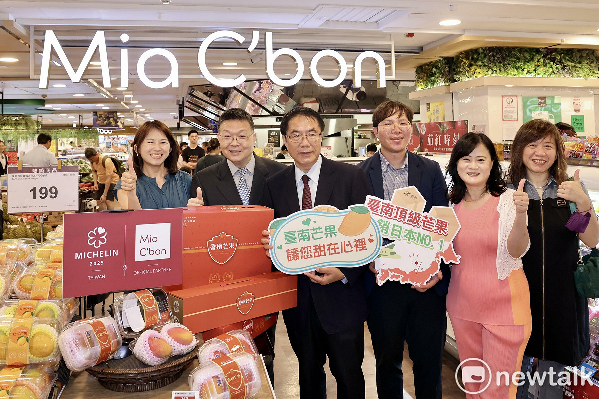臺南市政府在臺北大葉髙島屋舉辦「品味南島芒香—臺南香檳芒果上市&amp;愛文芒果外銷日本記者會」，並於館內Mia C'bon超市同步推出臺南優質芒果預購活動。臺南市長黃偉哲北上化身最佳代言人，向臺北消費者熱情推薦來自臺南的頂級芒果。 圖：台南市政府提供