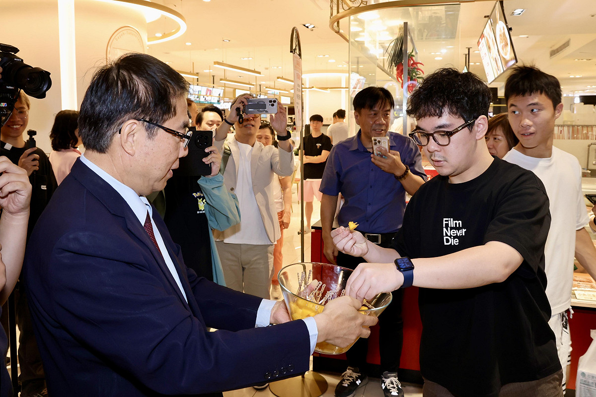 臺南市政府在臺北大葉髙島屋舉辦「品味南島芒香—臺南香檳芒果上市&amp;愛文芒果外銷日本記者會」，並於館內Mia C'bon超市同步推出臺南優質芒果預購活動。臺南市長黃偉哲北上化身最佳代言人，向臺北消費者熱情推薦來自臺南的頂級芒果。 圖：台南市政府提供