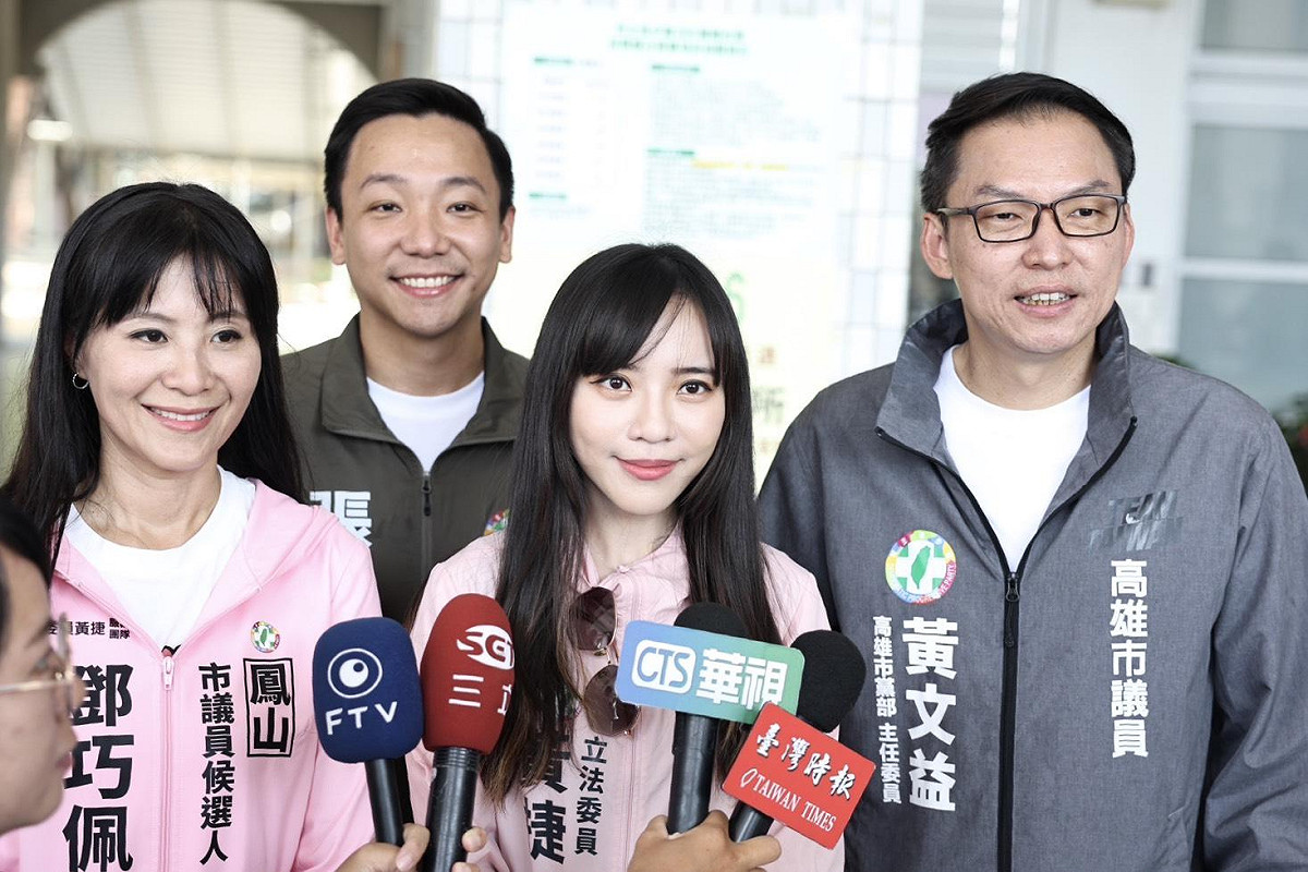 黃文益(右一)對黃捷表達高度期待，相信未來將有更多年輕世代及優秀人才願意投入高雄、深耕台灣。 圖：黃捷服務處/提供