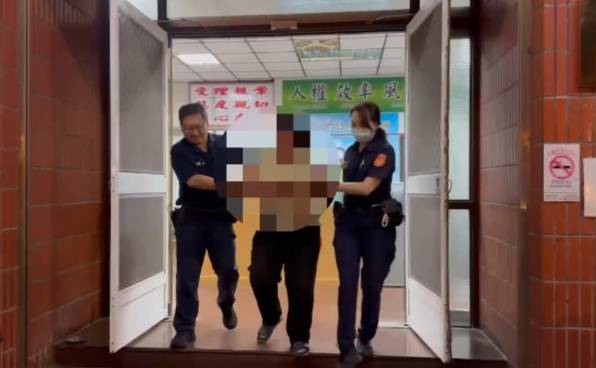 方姓女子(中)被控無故打一名幼童耳光，前鎮警方依法移送雄檢偵辦。 圖：民眾提供
