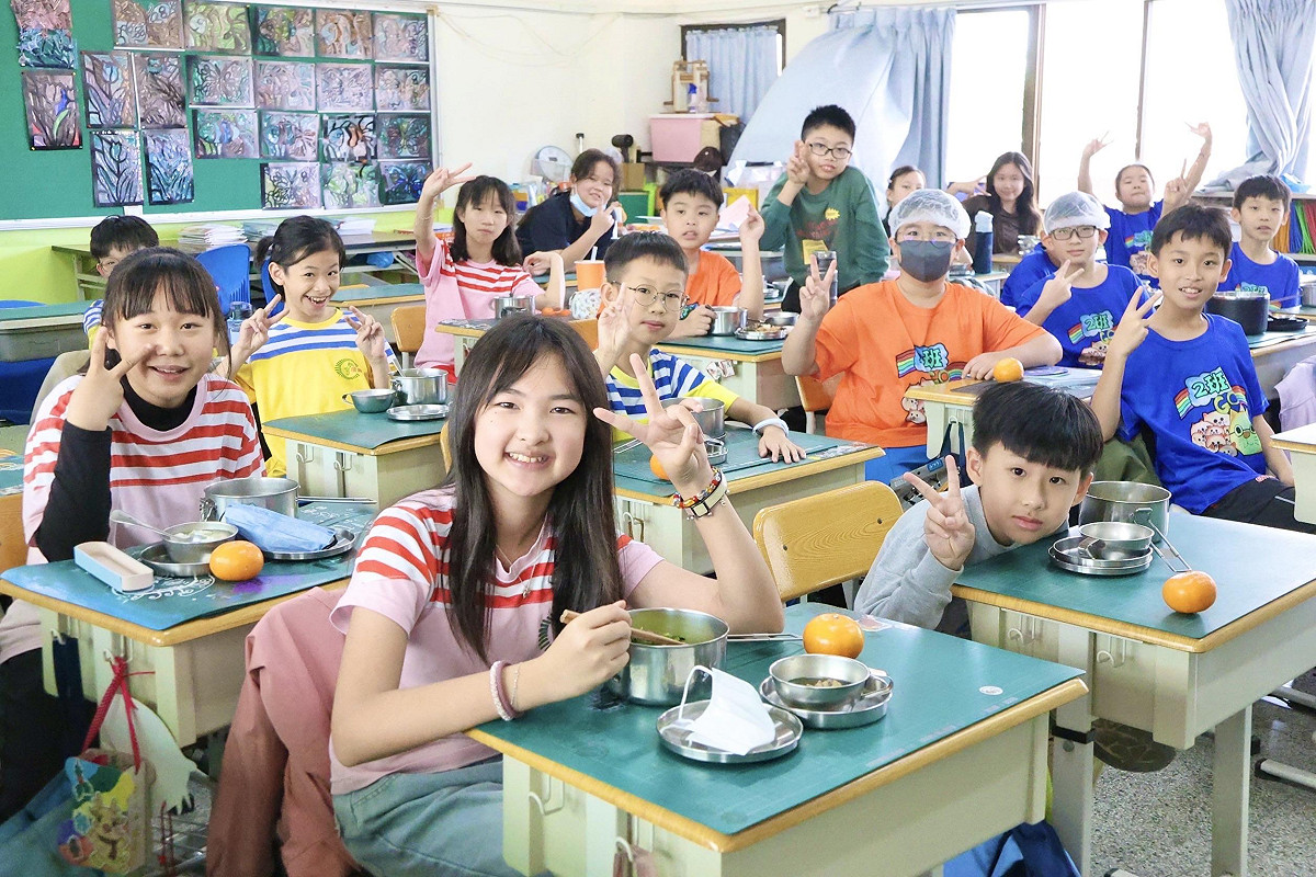 陳其邁指示公私立國中小學生將一併納入免費營養午餐補助。 圖：高雄市教育局/提供