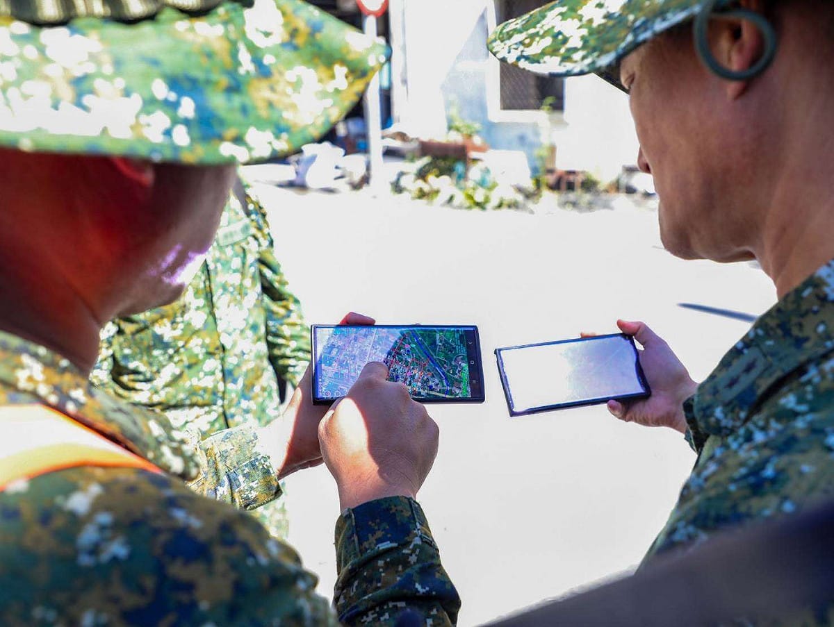 國軍於花蓮救災時使用TAK系統進行通聯。（資料照片） 圖：陸軍司令部提供
