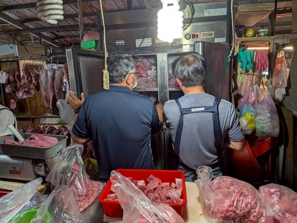 高雄燕巢區市場出現老鼠啃食豬頭，引起衛生局重視。圖為衛生局稽查鳳山市場。 圖：高市府衛生局／提供