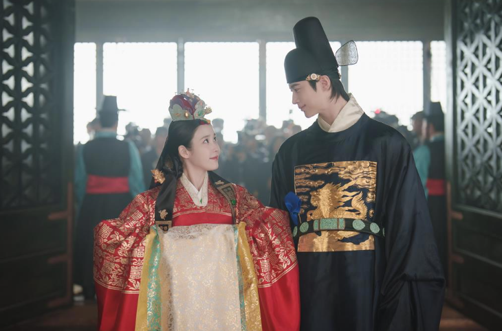 《21世紀大君夫人》近日因歷史考據問題陷入巨大爭議，儘管男女主角、劇組都發聲道歉，相關話題仍持續延燒。 圖：Disney＋提供