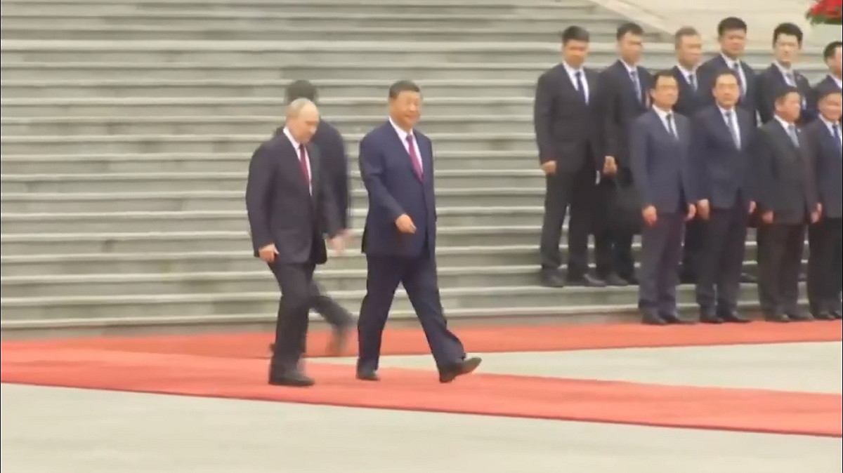 另外有網友比對普丁(左)與習近平會面時的影片，顯示他走路姿勢怪異，認為普丁的身體狀況可能不如習近平。 圖：擷取自 @WangDa316158 X 分享影片
