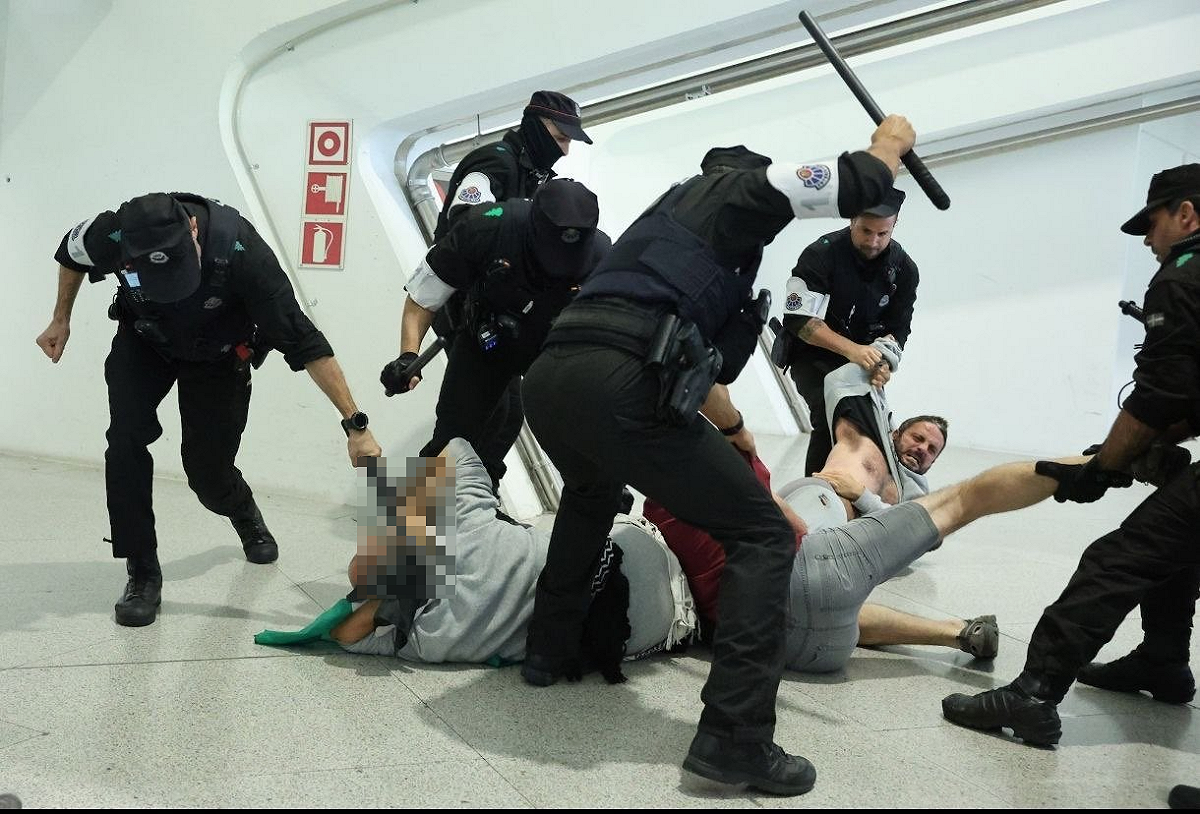西班牙警方在機場大廳採取強勢防暴手段，將拒不服從指令的抗議人士壓制在地 翻攝自 X @behestiismail