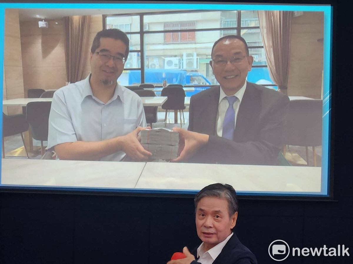 金溥聰表示，這張蕭旭岑捧著大把現金的照片，是從王光慈的硬碟中找出來的。 圖：黃建豪/攝
