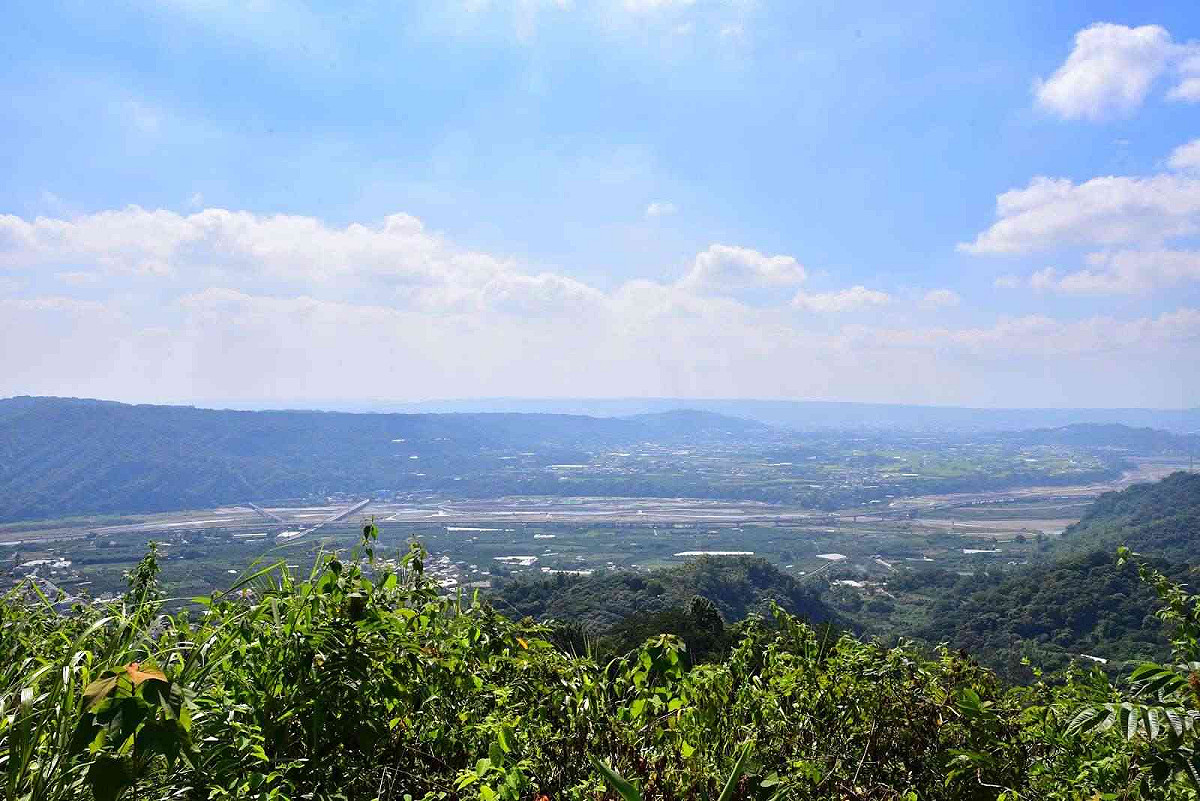 九九峰步道至高點眺望景色，頂處能俯瞰霧峰、草屯、烏溪、國道六號、坪林、雙冬里等景觀。 圖：南投縣政府／提供