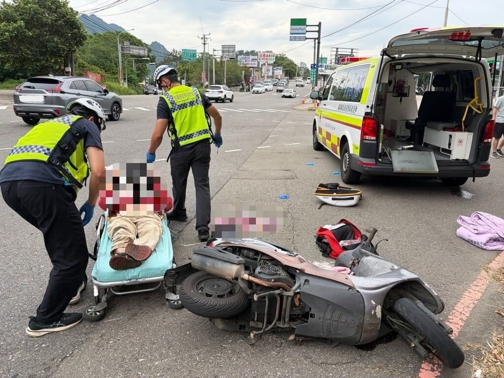 苗栗縣警局大湖分局25日指出，75歲劉姓老翁24日騎機車行經大湖鄉台3線與苗62線路口，與自小客車發生碰撞，老翁倒地當場失去呼吸和心跳，緊急送醫仍傷重不治。（警方提供）中央社記者管瑞平傳真　115年5月25日