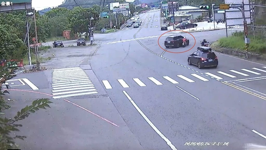 苗栗警方25日表示，大湖鄉24日發生死亡車禍，70歲謝姓男子駕駛自小客車由彼岸橋頭往苗62線方向行駛，疑未注意號誌變換，橫越台3線時與當時欲直行的機車發生碰撞（紅圈處），75歲劉姓騎士倒地後送醫不治。（警方提供）中央社記者管瑞平傳真　115年5月25日
