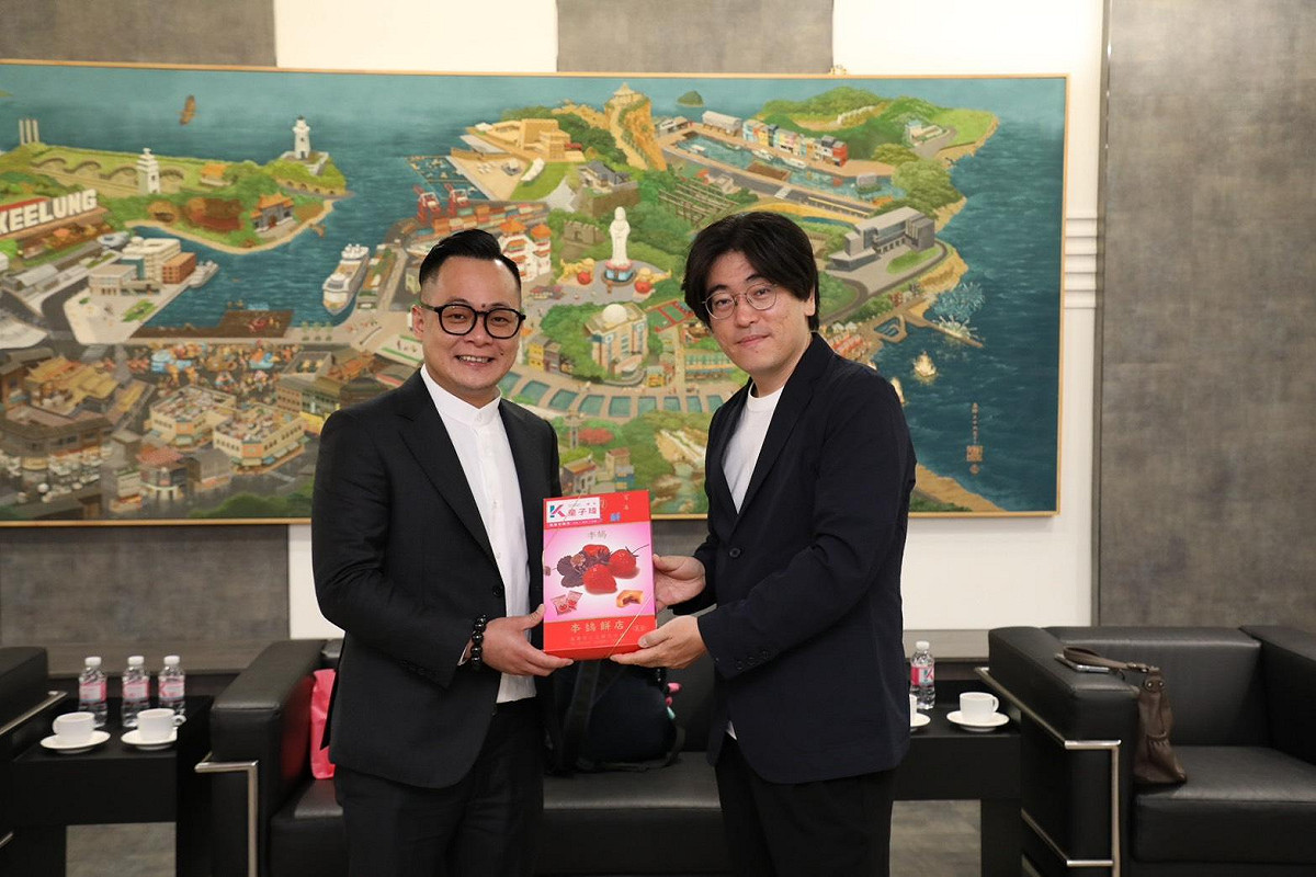 基隆市議長童子瑋於導演大江崇允及製作團隊。 圖：基隆市議會/提供
