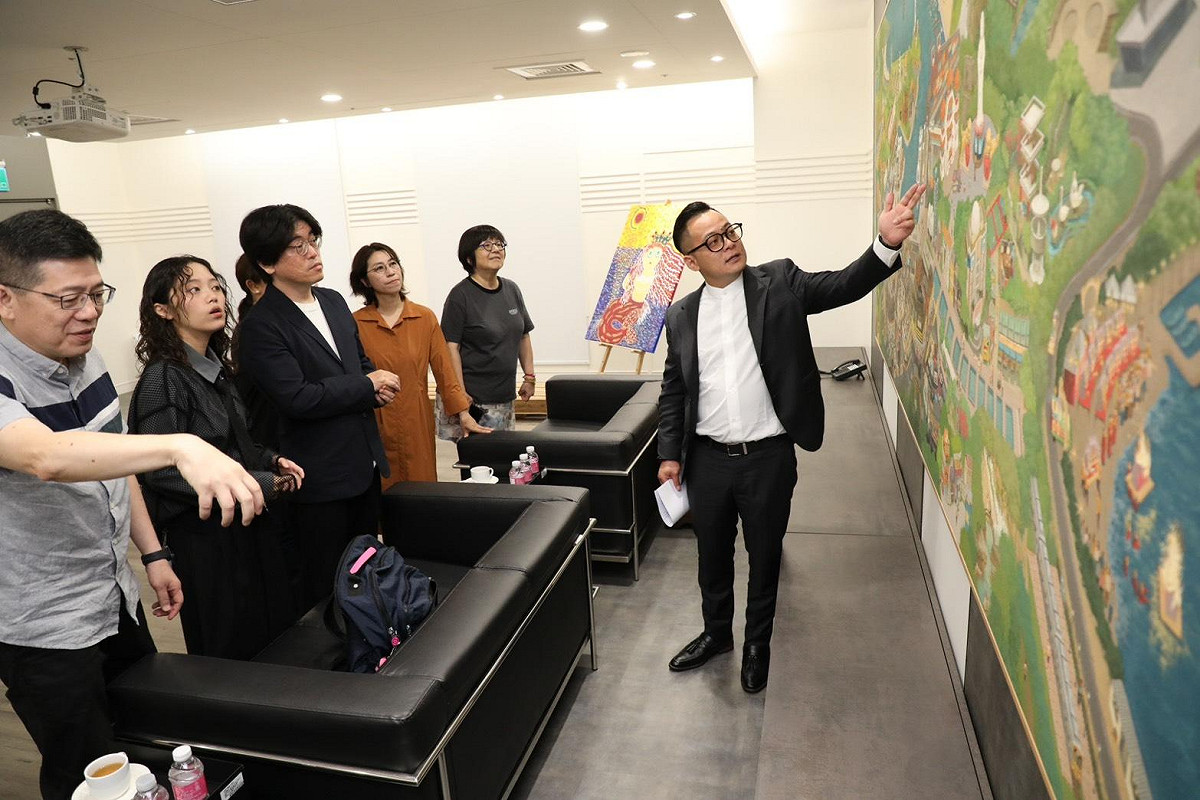 童子瑋向來訪介紹基隆。  圖：基隆市議會/提供