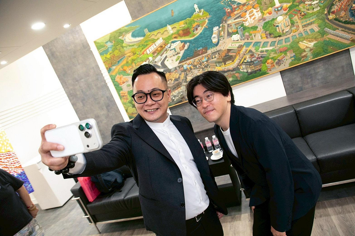 童子瑋與導演大江崇允自拍。  圖：基隆市議會/提供