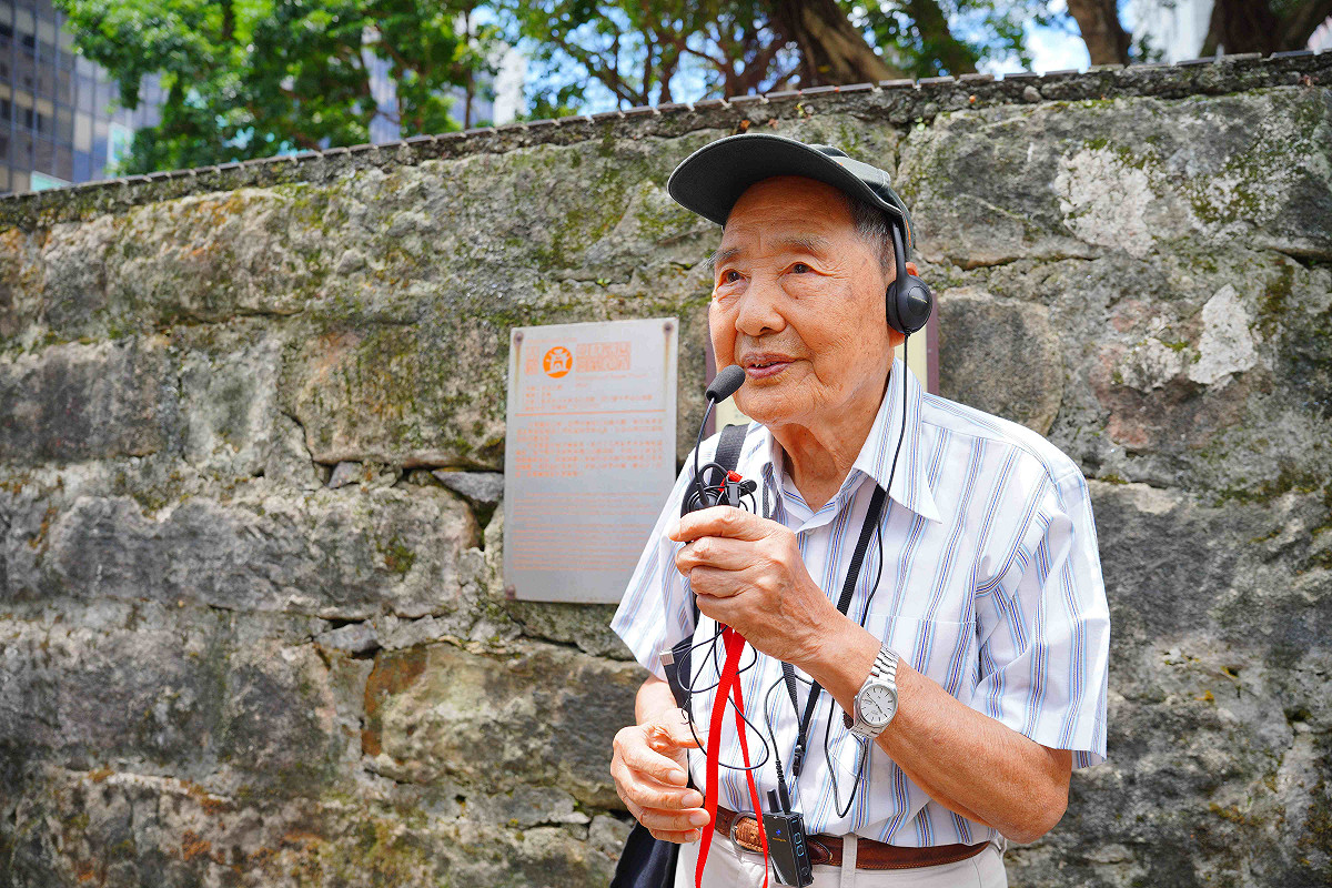 政治受難者張則周在金山南路二段原「台灣台北監獄」圍牆遺址前解說此處的歷史。 圖：國家人權博物館提供