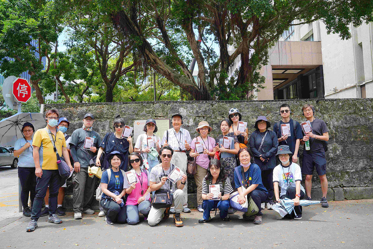 參與「鐵窗裡的微光──梁令惠日記走讀」活動的學員在原「台灣台北監獄」圍牆遺址前合影。 圖：國家人權博物館提供